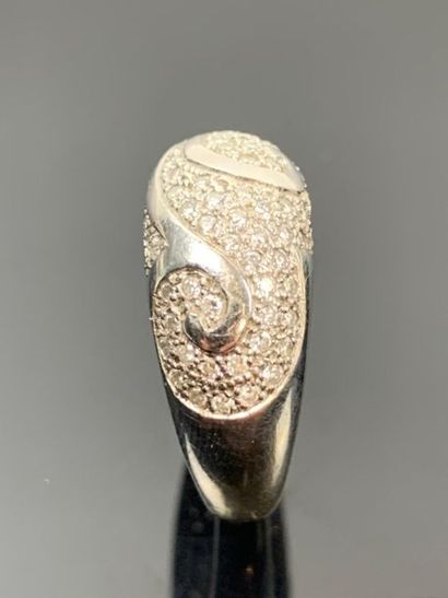 Bague en or blanc ornée de diamants dans...