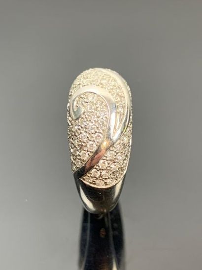 Bague en or blanc ornée de diamants dans...