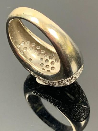 Bague en or blanc ornée de diamants dans...