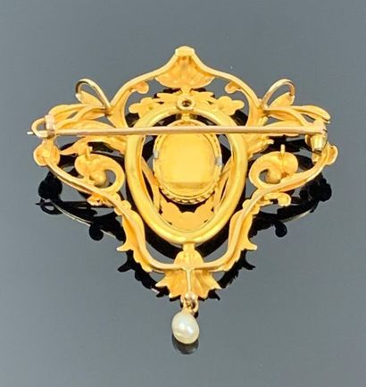 Broche en or jaune, perles, diamants et émail...