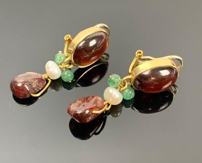 Paire de clips formant pendants d'oreille...