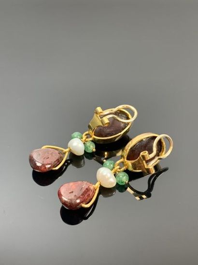 Paire de clips formant pendants d'oreille...