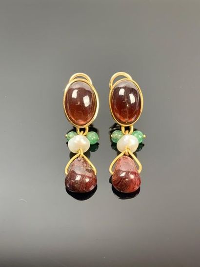 Paire de clips formant pendants d'oreille...