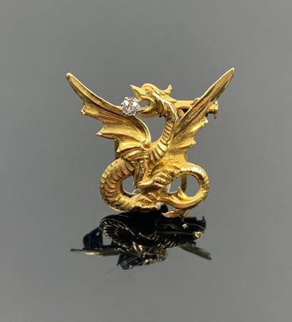 Broche figurant un dragon tenant un diamant...