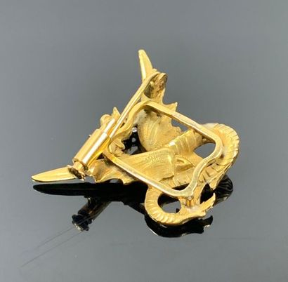 Broche figurant un dragon tenant un diamant...