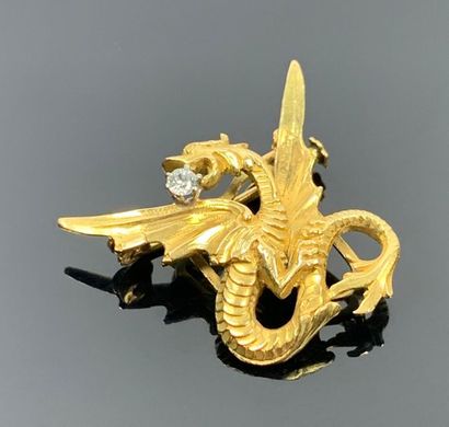 Broche figurant un dragon tenant un diamant...