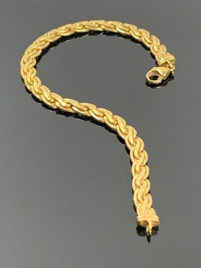 Bracelet en or jaune, maille corde.

L_18...