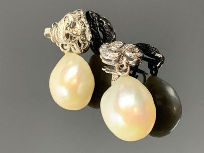 Paire de boucles d'oreilles en or blanc,...