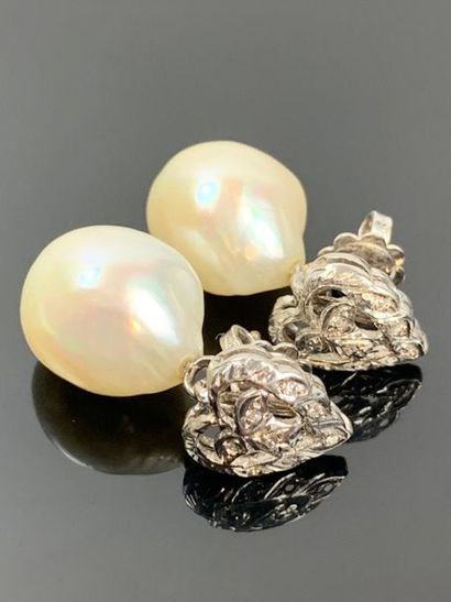 Paire de boucles d'oreilles en or blanc,...