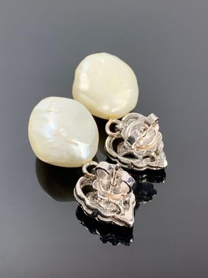 Paire de boucles d'oreilles en or blanc,...