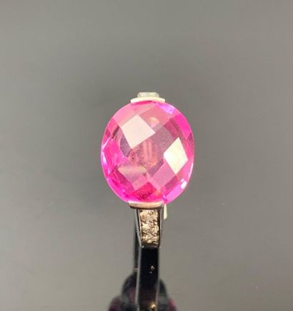 Bague en or blanc ornée d'une pierre synthétique...