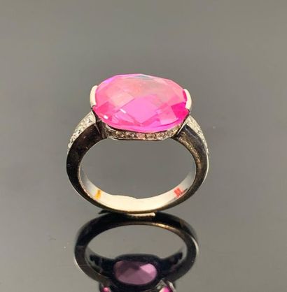 Bague en or blanc ornée d'une pierre synthétique...