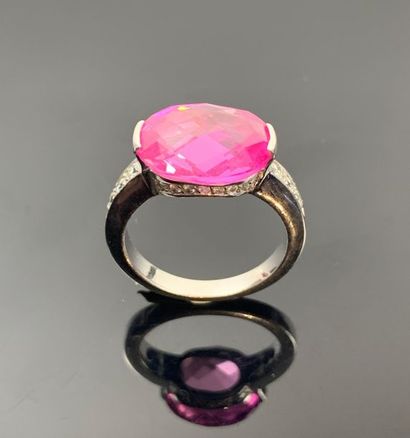 Bague en or blanc ornée d'une pierre synthétique...