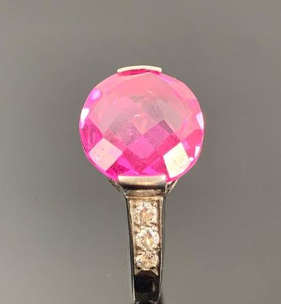 Bague en or blanc ornée d'une pierre synthétique...