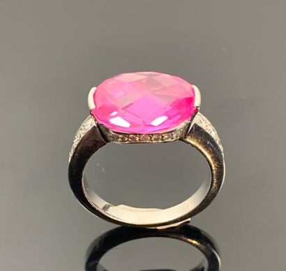 Bague en or blanc ornée d'une pierre synthétique...