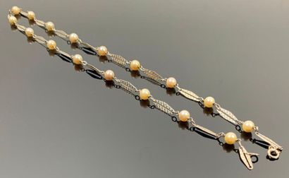 Collier en or blanc alterné de perles.

L_57...