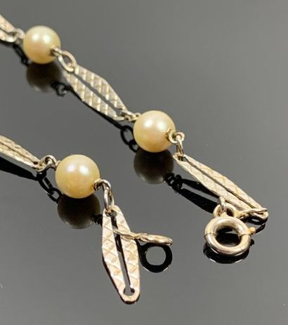 Collier en or blanc alterné de perles.

L_57...