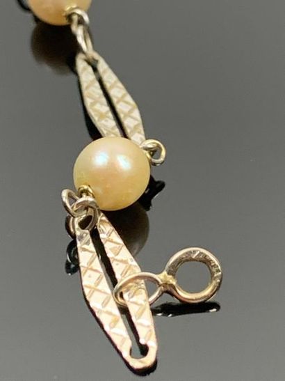 Collier en or blanc alterné de perles.

L_57...