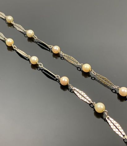 Collier en or blanc alterné de perles.

L_57...
