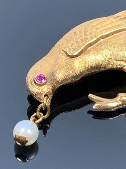 Broche en or jaune figurant un oiseau perché,...