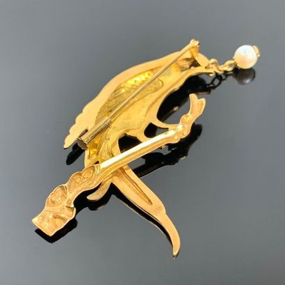 Broche en or jaune figurant un oiseau perché,...