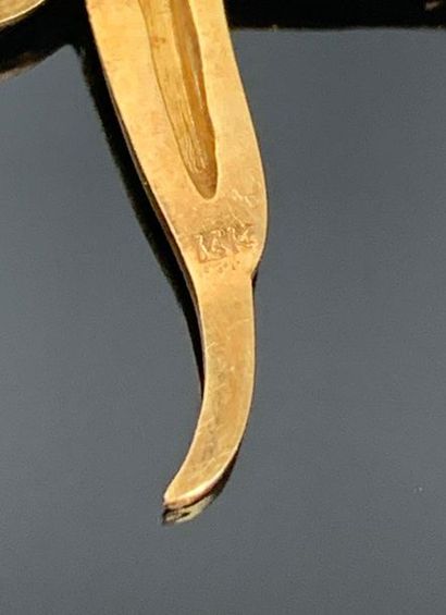 Broche en or jaune figurant un oiseau perché,...