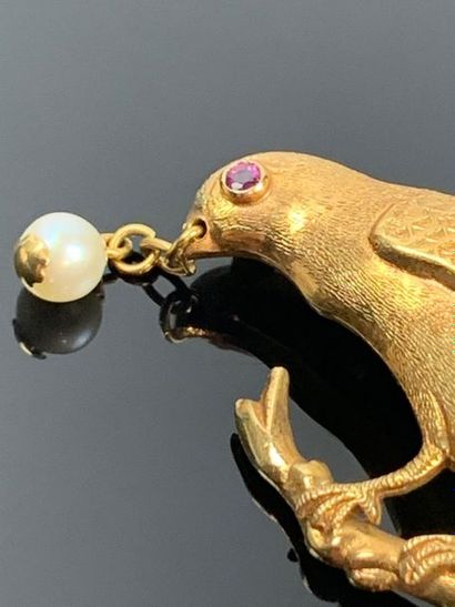 Broche en or jaune figurant un oiseau perché,...