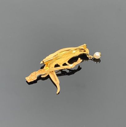 Broche en or jaune figurant un oiseau perché,...