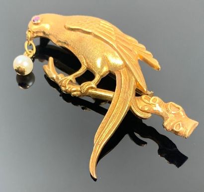 Broche en or jaune figurant un oiseau perché,...