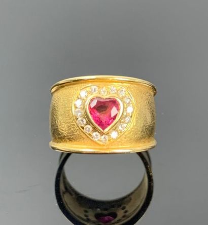 Bague anneau en or jaune martelé ornée d'un...