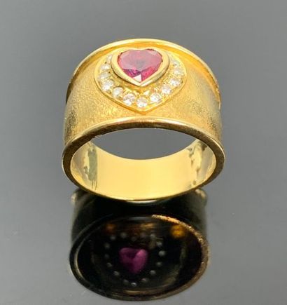 Bague anneau en or jaune martelé ornée d'un...