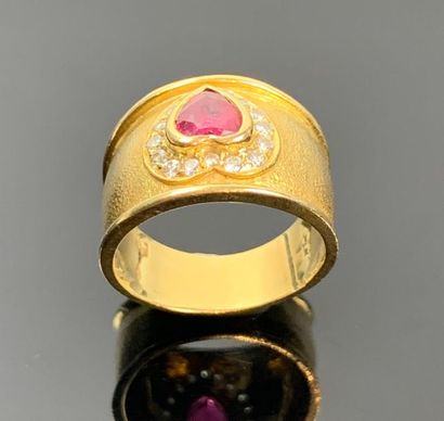 Bague anneau en or jaune martelé ornée d'un...