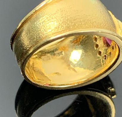 Bague anneau en or jaune martelé ornée d'un...