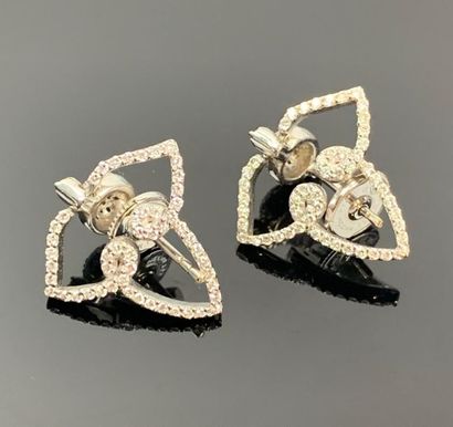 Paire de boucles d'oreilles en or blanc et...