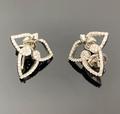 Paire de boucles d'oreilles en or blanc et...