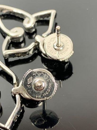 Paire de boucles d'oreilles en or blanc et...
