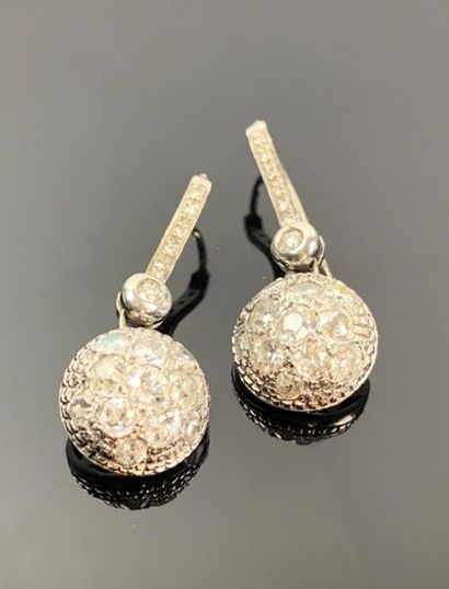 Paire de boucles d'oreille or blanc et diamants.

H_3...
