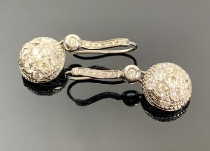 Paire de boucles d'oreille or blanc et diamants.

H_3...