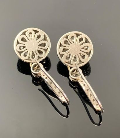 Paire de boucles d'oreille or blanc et diamants.

H_3...