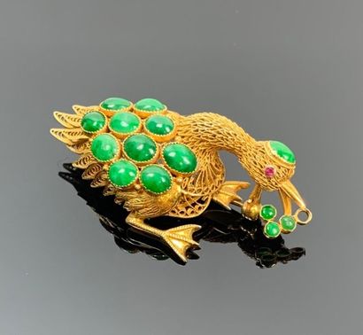 Broche en or jaune figurant un oiseau, ornée...