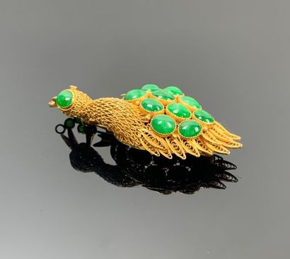 Broche en or jaune figurant un oiseau, ornée...