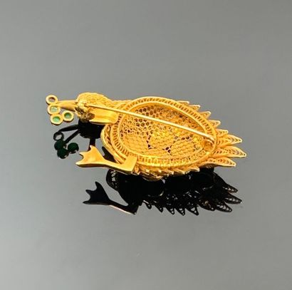 Broche en or jaune figurant un oiseau, ornée...