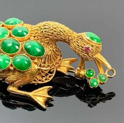 Broche en or jaune figurant un oiseau, ornée...