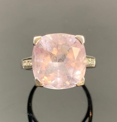 MAUBOUSSIN.

Bague en or blanc ornée d'une...