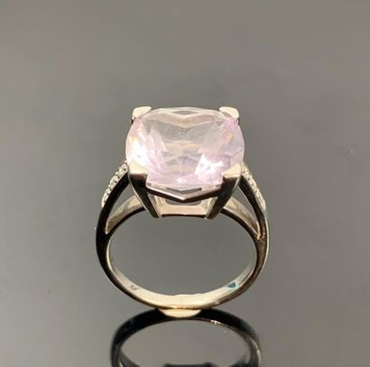 MAUBOUSSIN.

Bague en or blanc ornée d'une...