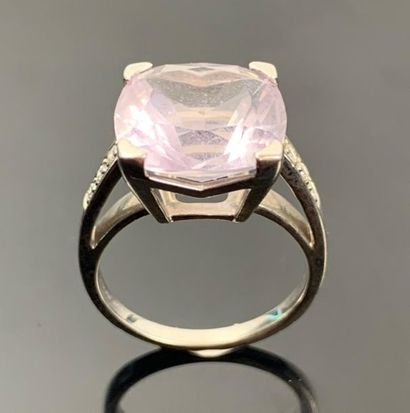 MAUBOUSSIN.

Bague en or blanc ornée d'une...
