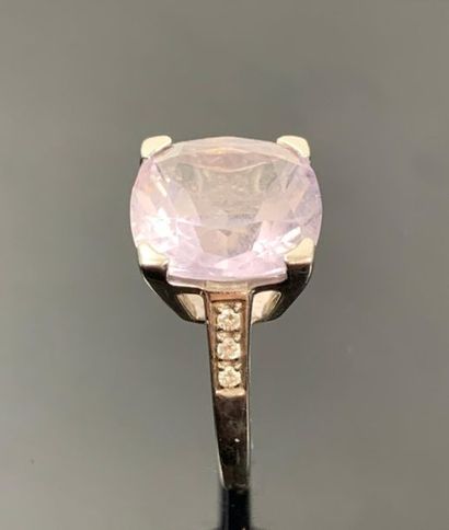 MAUBOUSSIN.

Bague en or blanc ornée d'une...