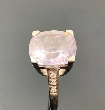 MAUBOUSSIN.

Bague en or blanc ornée d'une...