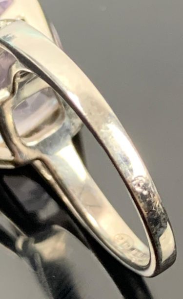 MAUBOUSSIN.

Bague en or blanc ornée d'une...