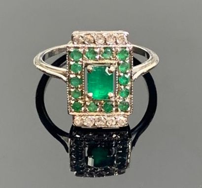 Bague en or blanc, émeraudes et diamants.

Tour...